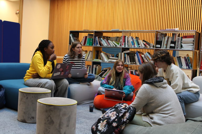 Photos étudiants Bachelor ACT poursuites d'études